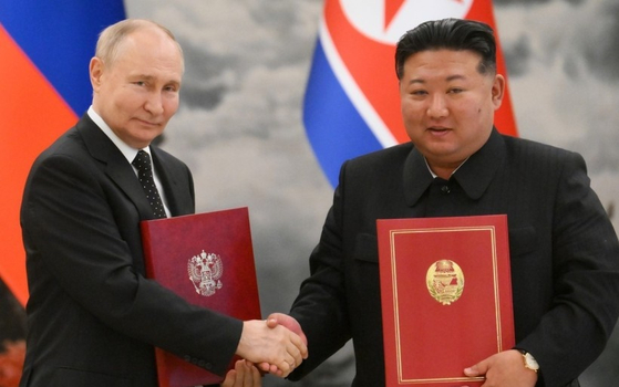 지난해 6월 19일 '포괄적인 전략적 동반자 관계 조약'에 서명한 당시 블라디미르 푸틴 러시아 대통령(왼쪽)과 김정은 북한 국무위원장. EPA=연합뉴스 