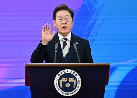 제21대 대통령에 당선된 이재명 대통령이 4일 오전 서울 여의도 국회 본관 로텐더홀에서 취임 선서를 하고 있다. 임현동 기자