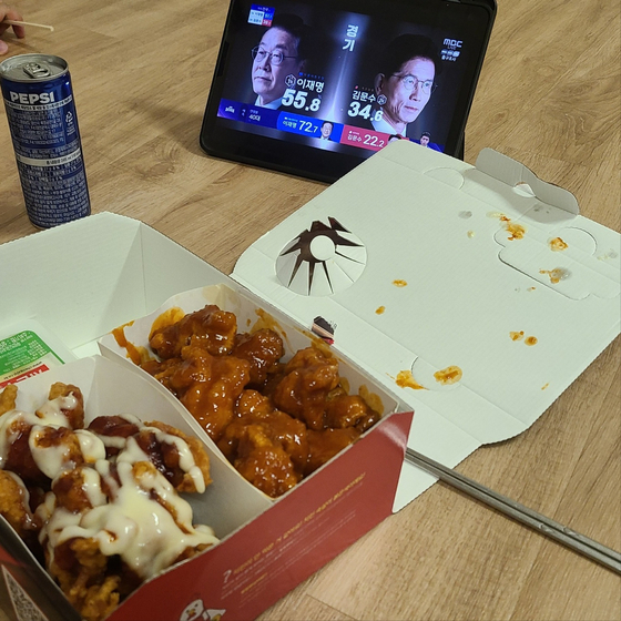 경기도에 사는 길민정씨는 늦은 시간까지 개표 방송을 시청하며 야식을 주문했다고 말했다. 사진 독자제공 