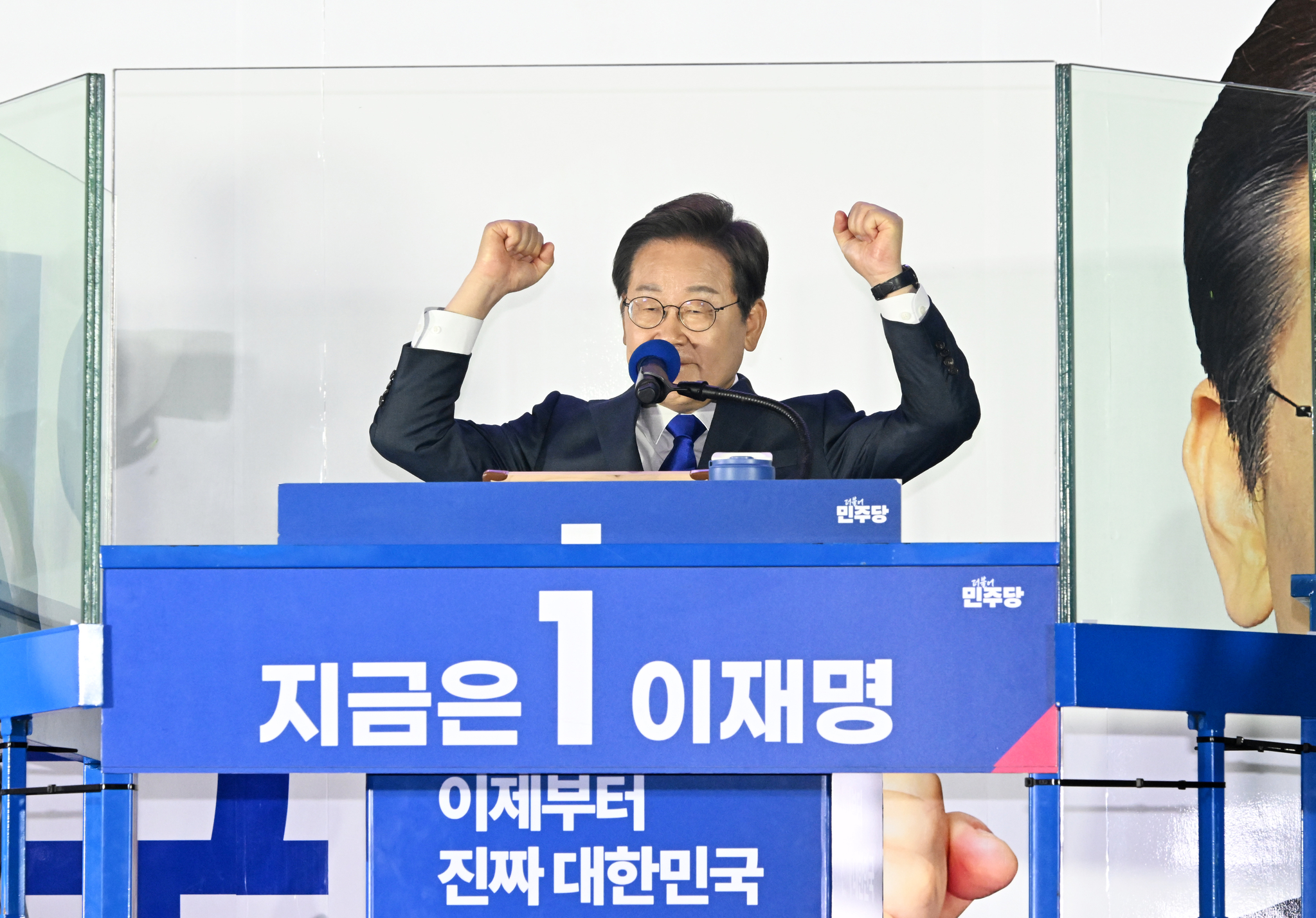 제21대 대통령 선거에서 당선이 확실해진 이재명 더불어민주당 후보가 4일 오전 서울 여의도 국회 앞에 마련된 개표방송 야외 무대에 올라 연설을 하고 있다. 뉴스1