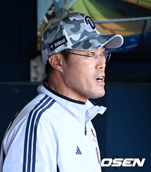 [OSEN=잠실, 이대선 기자] 3일 오후 서울 잠실야구장에서 2025 신한 SOL Bank KBO리그 두산 베어스와 KIA 타이거즈의 경기가 열렸다.두산은 곽빈, KIA는 양현종을 선발 투수로 내세웠다.두산 조성환 감독대행이 경기를 바라보고 있다. 2025.06.03 /sunday@osen.co.kr