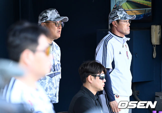 [OSEN=잠실, 이대선 기자] 3일 오후 서울 잠실야구장에서 2025 신한 SOL Bank KBO리그 두산 베어스와 KIA 타이거즈의 경기가 열렸다.두산은 곽빈, KIA는 양현종을 선발 투수로 내세웠다.두산 조성환 감독대행이 선수들에게 박수를 보내고 있다. 2025.06.03 