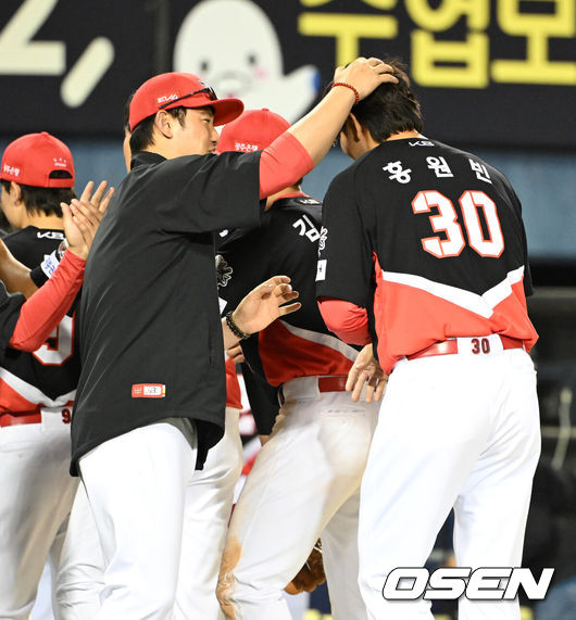 [OSEN=잠실, 이대선 기자] KIA가 이승엽 감독이 자진 사퇴한 두산을 제물로 5할 승률 복귀에 성공했다.프로야구 KIA 타이거즈는 3일 서울 잠실구장에서 열린 2025 신한 SOL뱅크 KBO리그 두산 베어스와의 시즌 7차전에서 11-3으로 승리했다.경기 종료 후 KIA 손승락 코치가 홍원빈과 승리의 기쁨을 나누고 있다. 2025.06.03 