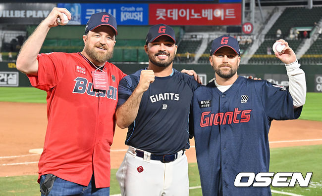 KBO리그 데뷔 첫승을 올린 롯데 자이언츠 선발 투수 감보아가 직접 응원을 온 형제들과 기념촬영을 하고 있다.