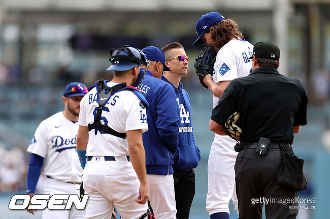 [사진] LA 다저스 타일러 글래스노우가 어깨 통증을 호소하며 2회 교체되고 있다. ⓒGettyimages(무단전재 및 재배포 금지)