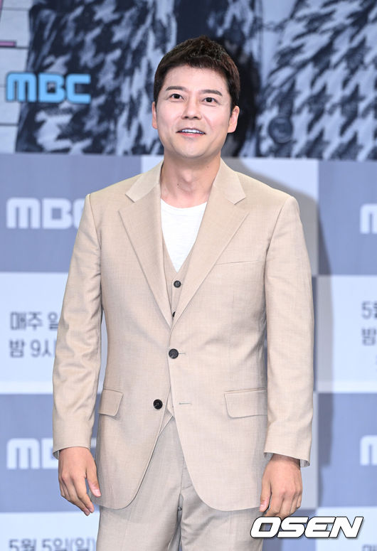 [OSEN=이대선 기자] 3일 오후 서울 마포구 상암 MBC 골든마우스홀에서 MBC예능 프로그램‘송스틸러’ 제작발표회가 열렸다.‘송스틸러’는 갖고 싶은 남의 곡을 대놓고 훔칠 수 있는 기회를 제공하는 신개념 음악 프로그램이다.‘송스틸러’는 오는5월5일 일요일밤9시10분에 첫 방송된다.방송인 전현무가 포즈를 취하고 있다. 2024.05.02 /sunday@osen.co.kr