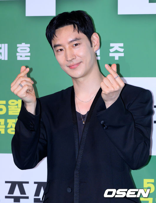 [OSEN=이대선 기자] 29일 오후 서울 CGV 용산아이파크몰에서 영화 '소주전쟁'(제공/배급 쇼박스, 제작 더 램프) 언론시사회가 열렸다.'소주전쟁'은1997년 IMF 외환위기, 소주 회사가 곧 인생인 재무이사 종록과 오로지 성과만 추구하는 글로벌 투자사 직원 인범이 대한민국 국민 소주의 운명을 걸고 맞서는 이야기를 그린 영화다.배우 이제훈이 포토타임을 가지고 있다. 2025.05.29 /sunday@osen.co.kr
