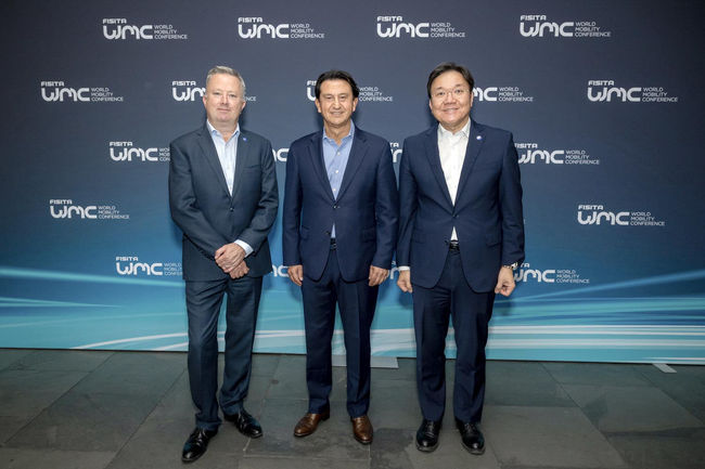 FISITA WMC(FISITA World Mobility Conference)에서 크리스 맨슨 FISITA CEO, 현대차 대표이사 호세 무뇨스 사장, 현대차·기아 전동화에너지솔루션담당 김창환 부사장(왼쪽부터)이 카메라 앞에 포즈를 취했다.