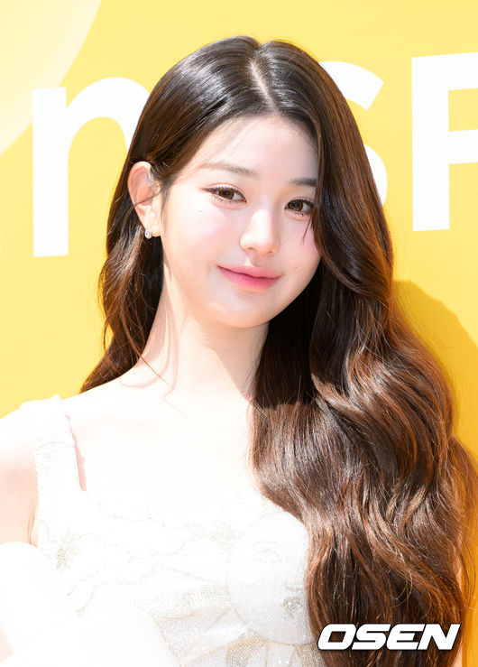 [OSEN=이대선 기자] 16일 오전 서울 성수동 팝업스토어에서 고효능 자연주의 브랜드의 신제품 팝업 오픈 행사가 열렸다. 장원영이 속한 아이브는 12일과 13일 일본 아이치 공연을 시작으로 일본 4개 도시를 순회하는 팬콘 투어 ‘2025 아이브 팬 콘서트 ‘아이브 스카우트’ 인 재팬’을 개최한다.그룹 아이브 장원영이 포토타임을 가지고 있다. 2025.04.16 /sunday@osen.co.kr