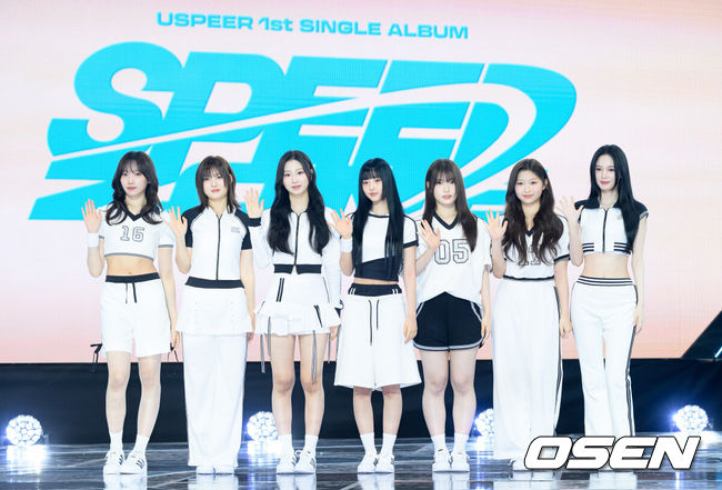 [OSEN=이대선 기자] 4일 서울 마포구 SBS프리즘타워에서 그룹 USPEER (유스피어) 첫 싱글 앨범 ‘SPEED ZONE(스피드 존)’ 발매 기념 쇼케이스가 열렸다. USPEER는 WM엔터테인먼트가 오마이걸 이후 약 10년 만에 선보이는 걸그룹이다. 팀명 USPEER는 'US(우리)'와 'SPEER(질문하다, 묻다)'의 합성어로, '우리가 함께 세상의 본질을 이해하고 더 나은 미래를 창조하겠다'라는 의미를 담았다.유스피어가 포토타임을 가지고 있다. 2025.06.04 /sunday@osen.co.kr