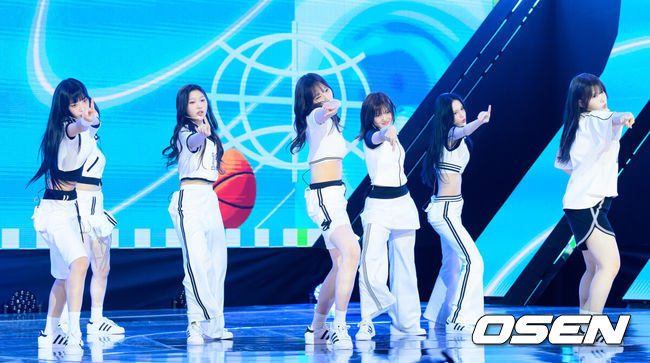 [OSEN=이대선 기자] 4일 서울 마포구 SBS프리즘타워에서 그룹 USPEER (유스피어) 첫 싱글 앨범 ‘SPEED ZONE(스피드 존)’ 발매 기념 쇼케이스가 열렸다. USPEER는 WM엔터테인먼트가 오마이걸 이후 약 10년 만에 선보이는 걸그룹이다. 팀명 USPEER는 'US(우리)'와 'SPEER(질문하다, 묻다)'의 합성어로, '우리가 함께 세상의 본질을 이해하고 더 나은 미래를 창조하겠다'라는 의미를 담았다.유스피어가 신곡 무대를 선보이고 있다. 2025.06.04 /sunday@osen.co.kr