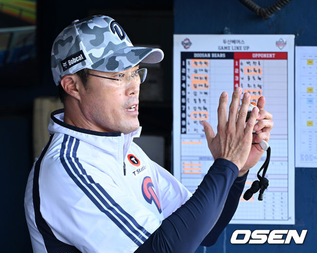 [OSEN=잠실, 이대선 기자] 3일 오후 서울 잠실야구장에서 2025 신한 SOL Bank KBO리그 두산 베어스와 KIA 타이거즈의 경기가 열렸다.두산은 곽빈, KIA는 양현종을 선발 투수로 내세웠다.두산 조성환 감독대행이 선수들에게 박수를 보내고 있다. 2025.06.03 /sunday@osen.co.kr