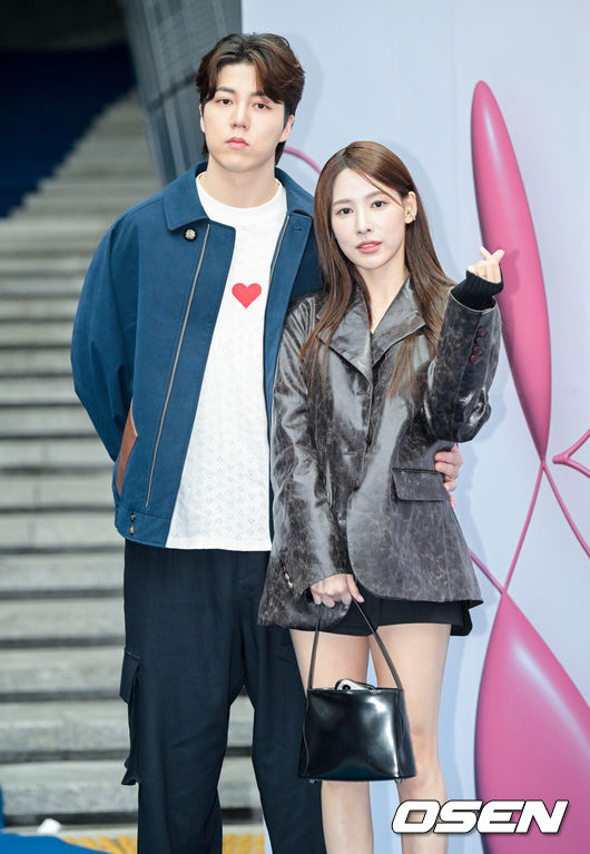 [OSEN=조은정 기자]15일 서울 중구 동대문디자인플라자(DDP)에서 2023F/W서울패션위크 ‘비욘드클로젯’ 컬렉션 포토콜 행사가 열렸다.'환승연애' 희두, 나연 커플이 포즈를 취하고 있다. 2023.03.15 /cej@osen.co.kr