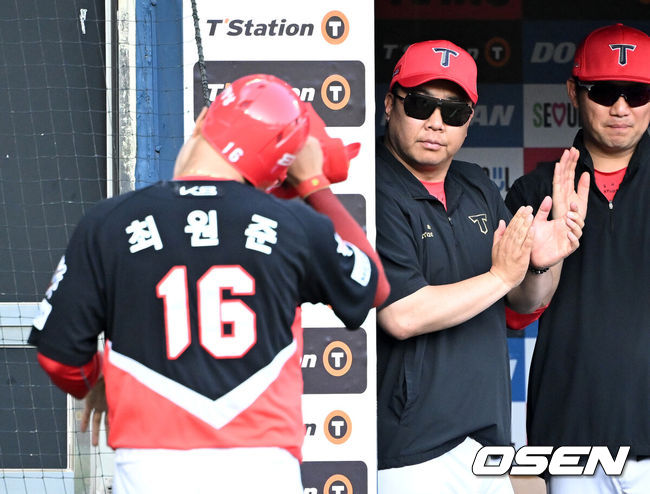 [OSEN=잠실, 이대선 기자] 3일 오후 서울 잠실야구장에서 2025 신한 SOL Bank KBO리그 두산 베어스와 KIA 타이거즈의 경기가 열렸다.두산은 곽빈, KIA는 양현종을 선발 투수로 내세웠다.4회초 2사 1,2루에서 KIA 이범호 감독이 위즈덤의 우전 적시타 때 홈을 밟은 최원준에게 박수를 보내고 있다. 2025.06.03 