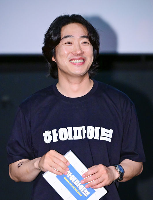 [OSEN=최규한 기자] 31일 오후 서울 영등포 CGV에서 영화 '하이파이브'(감독 강형철) 무대인사가 진행됐다.<br /><br />배우 이재인과 안재홍, 라미란 등이 출연하는 영화 '하이파이브'는 장기이식으로 우연히 각기 다른 초능력을 얻게 된 다섯 명이 그들의 능력을 탐하는 자들과 만나 벌어지는 이야기를 그린 코믹 액션 활극으로 지난 30일 개봉했다.<br /><br />배우 안재홍이 관객들과의 만남을 갖고 있다. 2025.05.31 / dreamer@osen.co.kr