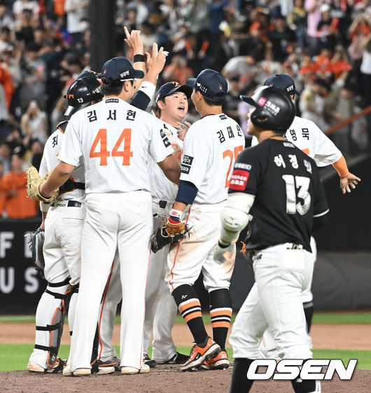 [OSEN=대전, 김성락 기자] 프로야구 한화 이글스가 더블 스틸에 이어 이도윤의 역전 결승타가 터지며 위닝시리즈를 확보했다.한화는 4일 대전 한화생명볼파크에서 열린 2025 신한 SOL Bank KBO리그 KT 위즈와의 홈경기를 4-3으로 승리했다.승리가 확정된 순간 한화 선수들이 기쁨을 나누고 있다. 2025.06.04 / ksl0919@osen.co.kr