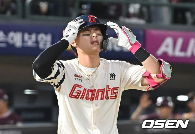 [OSEN=부산, 이석우 기자] 4일 부산 사직야구장에서 2025 신한 SOL 뱅크 KBO 리그 롯데 자이언츠와 키움 히어로즈의 경기가 열렸다. 홈팀 롯데는 박세웅이, 방문팀 키움은 김윤하가 선발 출전했다.롯데 자이언츠 윤동희가 8회말 2사 만루 유격수 직선타로 아웃되자 아쉬워하고 있다. 2025.06.04 / foto0307@osen.co.kr