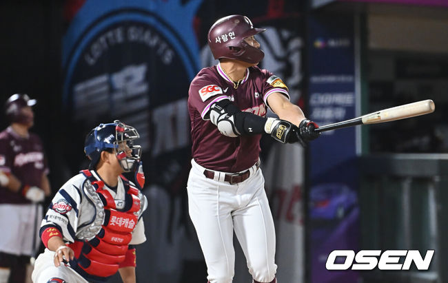 [OSEN=부산, 이석우 기자] 4일 부산 사직야구장에서 2025 신한 SOL 뱅크 KBO 리그 롯데 자이언츠와 키움 히어로즈의 경기가 열렸다. 홈팀 롯데는 박세웅이, 방문팀 키움은 김윤하가 선발 출전했다.키움 히어로즈 송성문이 4회초 2사 만루 싹쓸이 좌익수 뒤 2루타를 치고 있다. 2025.06.04 / foto0307@osen.co.kr