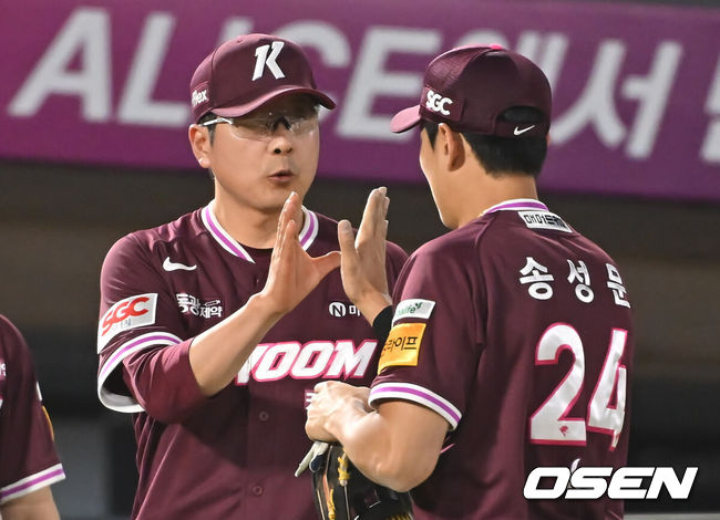 [OSEN=부산, 이석우 기자] 4일 부산 사직야구장에서 2025 신한 SOL 뱅크 KBO 리그 롯데 자이언츠와 키움 히어로즈의 경기가 열렸다. 홈팀 롯데는 박세웅이, 방문팀 키움은 김윤하가 선발 출전했다.키움 히어로즈 홍원기 감독이 롯데 자이언츠에 9-6으로 승리한 후 송성문과 기쁨을 나누고 있다. 2025.06.04 / foto0307@osen.co.kr