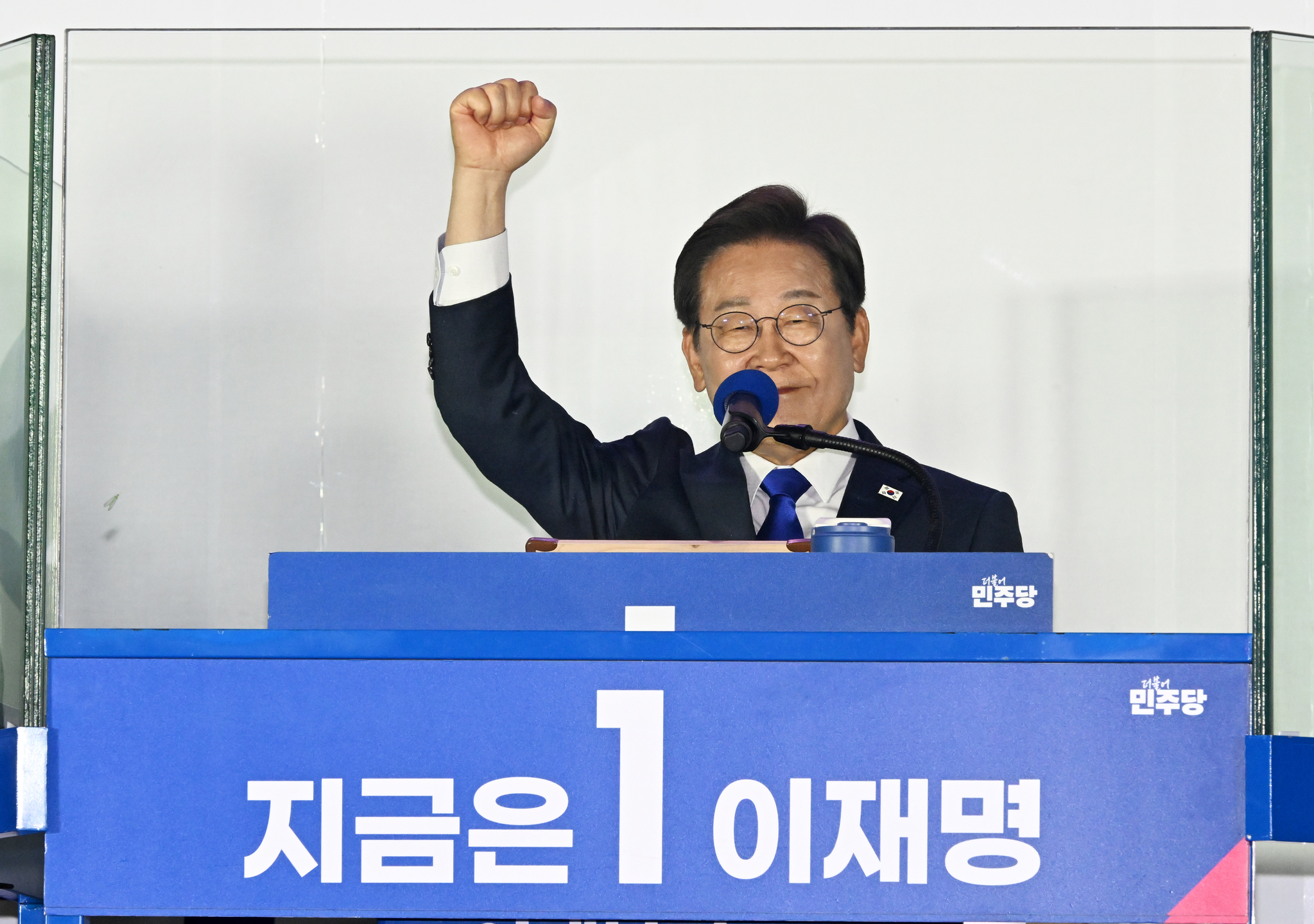 제21대 대통령 당선이 확실시되는 이재명 더불어민주당 대통령 후보 4일 서울 여의도 국회 앞에 마련된 더불어민주당의 국민개표방송시청 현장에서 지지자들에게 감사 인사를 하고있다. 김성룡 기자