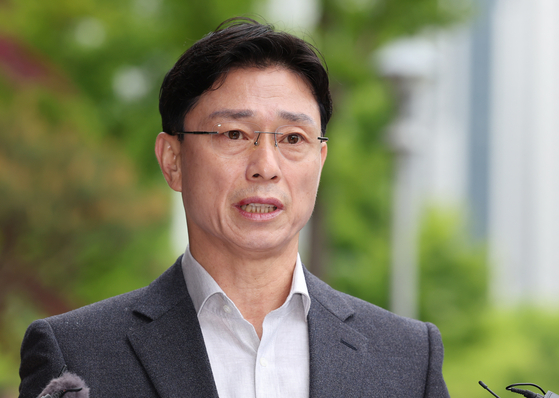 채상병 사망 수사 외압 의혹을 받는 임성근 전 해병대 1사단장이 지난달 9일 오전 정부과천청사 고위공직자범죄수사처로 포렌식 참관 출석에 앞서 취재진에게 입장문을 읽고 있다. 뉴스1