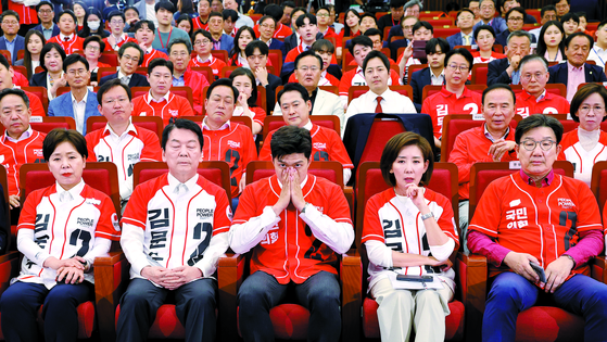 3일 서울 여의도 국회 도서관에 마련된 국민의힘 개표 상황실에서 선대위원장들이 제21대 대통령 선거 방송3사 출구조사 결과를 보고 있다. (앞줄 왼쪽부터) 양향자, 안철수, 김용태, 나경원, 권성동. 임현동 기자