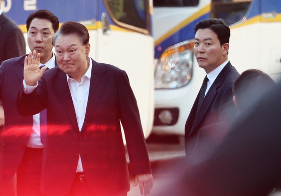 법원의 구속취소 청구 인용으로 석방된 윤석열 전 대통령이 지난 3월 8일 오후 경기 의왕시 서울구치소에서 풀려난 가운데 지지자들에게 인사하는 윤 대통령의 곁에서 김성훈 경호차장이 밀착 경호를 하고 있다. 뉴스1