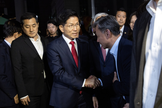 제21대 대통령 선거에서 이재명 더불어민주당 대선 후보의 당선이 확실시된 4일 새벽 김문수 국민의힘 대선후보가 기자회견을 하기 위해 서울 여의도 국민의힘 중앙당사로 들어서고 있다. 김성룡 기자