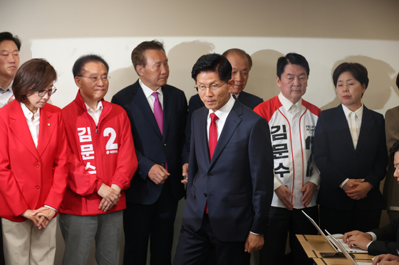 김문수 국민의힘 대선후보가 4일 오전 선거 결과 승복 입장을 밝히기 위해 서울 여의도 중앙당사 기자회견장에 도착하고 있다. [뉴시스]