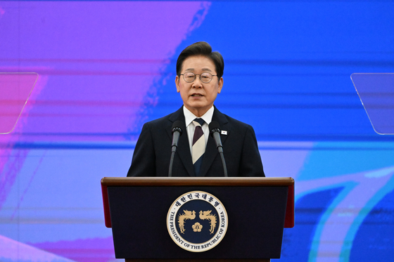 이재명 대통령이 4일 서울 여의도 국회에서 열린 제21대 대통령 취임선서식에서 '국민께 드리는 말씀 ' 연설을 하고 있다. 연합뉴스
