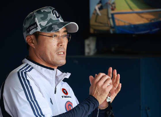 3일 잠실 KIA전에서 경기를 지켜보는 조성환 두산 감독대행. 뉴스1