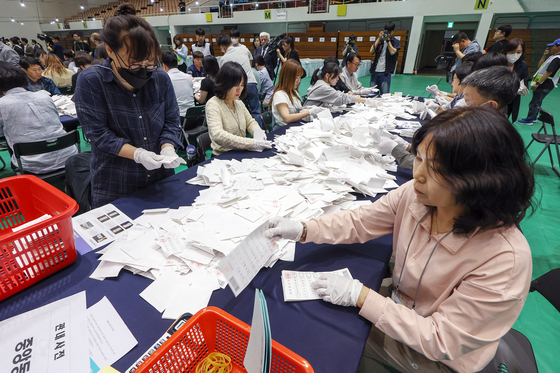 (서울=뉴스1) 민경석 기자 = 제21대 대통령 선거 투표일인 3일 오후 서울 관악구 서울대학교 체육관에 마련된 개표소에서 선거사무원들이 개표를 시작하고 있다. 뉴스1