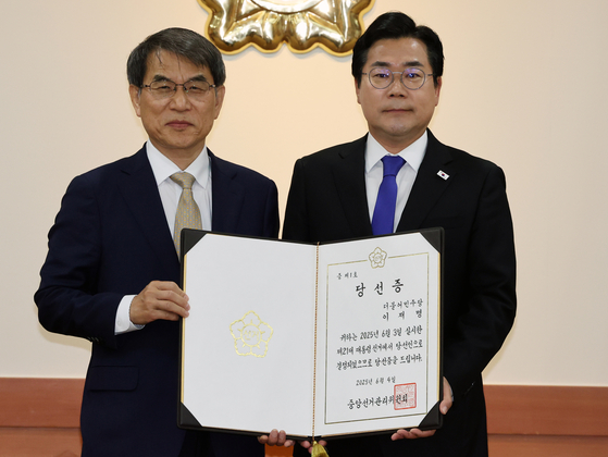 노태악 중앙선거관리위원장이 4일 오전 경기 과천시 중앙선관위에서 박찬대 더불어민주당 원내대표에게 이재명 대통령 당선증을 수여하고 있다. 뉴스1