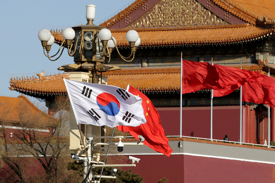 중국 베이징 천안문 앞 도로변에 태극기와 중국 오성홍기가 함께 걸려 있다. 로이터=연합뉴스