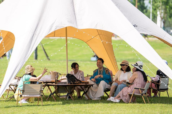 5월 30일 후난(湖南)성 창사(長沙)시 다쩌후(大澤湖) 인근 자연습지공원에서 캠핑을 즐기고 있는 여행객들. 신화통신