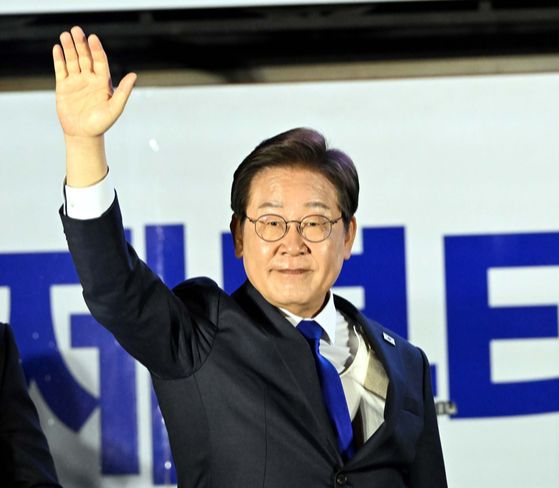 제21대 대통령이 된 이재명 데텅량이 4일 서울 여의도 국회 앞에 마련된 더불어민주당의 국민개표방송시청 현장에서 지지자들에게 감사 인사를 하고있다. 김성룡 기자