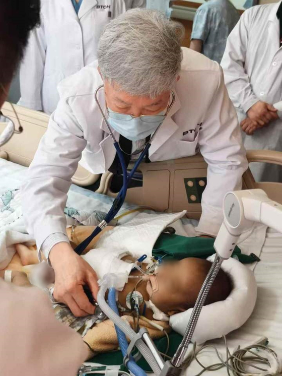 서울아산병원 간이식·간담도외과 이승규 석좌교수가 중국 칭화대 부속 창궁병원에서 생체 간이식 수술을 받은 생후 6개월 리웨이(가명)의 상태를 살펴보고 있다. 사진 서울아산병원