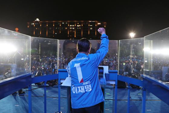 이재명 대통령 당선인이 대선 전날인 지난 2일 여의도에서 마지막 유세를 하고 있다. 김성룡 기자