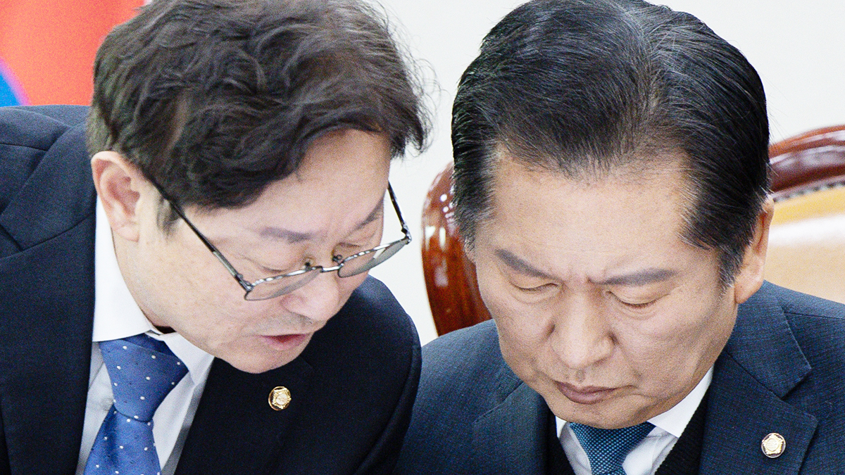 정청래 국회 법제사법위원회 위원장(오른쪽)과 박범계 더불어민주당 간사가 지난 1월 13일 오전 서울 여의도 국회에서 열린 법사위 전체회의에서 대화를 하고 있다.
