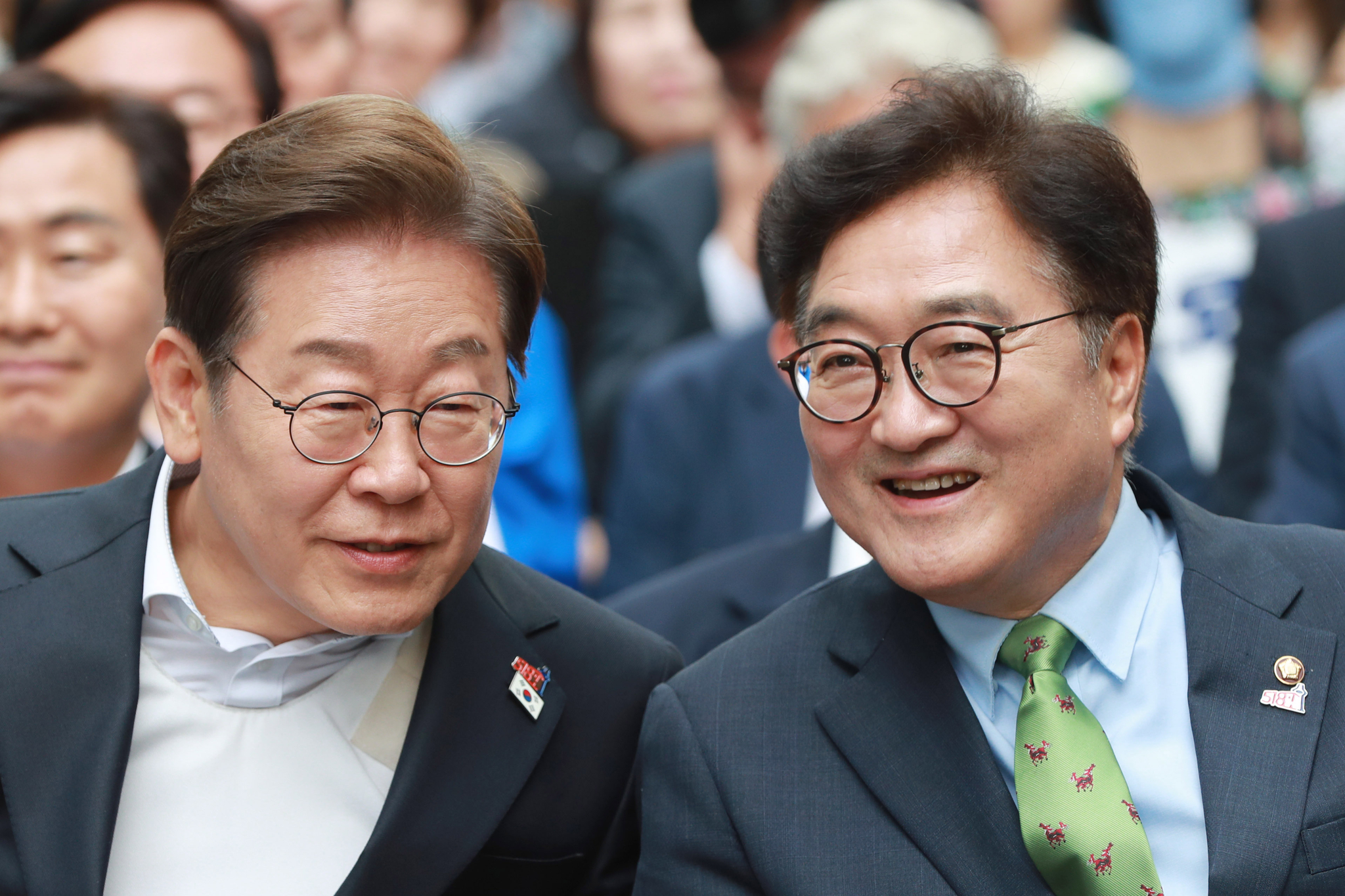 이재명 대통령(왼쪽)과 우원식 국회의장. 사진은 지난달 17일 오후 광주 동구 금남로에서 열린 제45주년 5·18민주화운동 전야제에서 두 사람이 대화하고 있는 모습. 연합뉴스