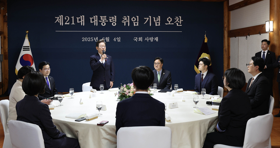 이재명 대통령이 4일 오전 국회 사랑재에서 국회의장과 정당대표와의 오찬에 참석해 인사말을 하고 있다. 우원식 국회의장, 김용태 국민의힘 비상대책위원장, 천하람 개혁신당 당 대표 권한대행, 용혜인 기본소득당 대표, 한창민 사회민주당 대표, 김재연 진보당 상임대표, 김선민 조국혁신당 당 대표 권한대행, 박찬대 더불어민주당 원내대표 겸 당 대표 직무대행(이 대통령 오른쪽 시계방향으로). 임현동 기자