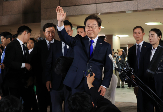 자택에서 나오는 이재명 후보. 연합뉴스