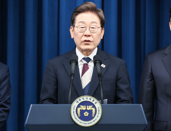 이재명 대통령이 4일 서울 용산구 대통령실 청사 브리핑룸에서 국무총리와 국정원장, 대통령 비서실장 등 인선발표를 하고 있다. 뉴스1