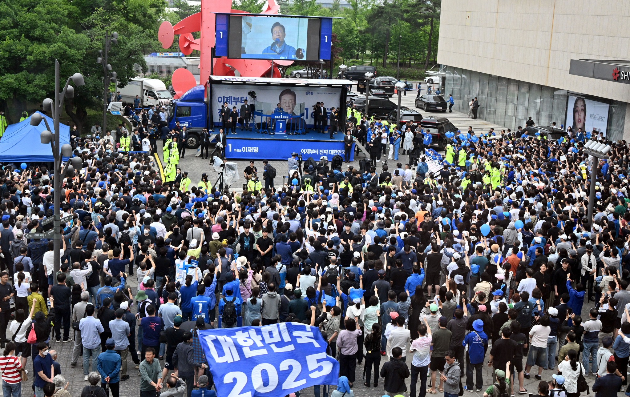 더불어민주당 이재명 대선 후보가 선거를 하루 앞둔 2일 경기도 스타필드 하남점 광장에서 열린 유세에서 유권자들이 더불어민주당 이재명 후보의 선거 연설을 듣고 있다. 김성룡 기자
