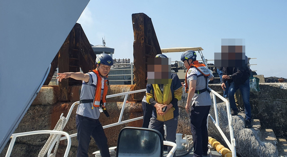 제21대 대통령 선거일인 3일 마라도와 제주 본섬을 잇는 정기 여객선이 결항하자 마라도 주민들이 제주 서귀포해양경찰서 화순파출소 연안구조정에 탑승하고 있다. 연합뉴스
