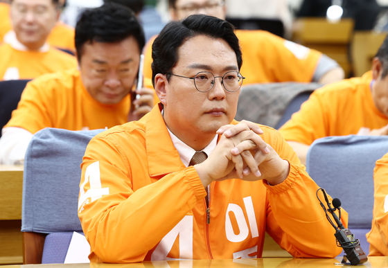 천하람 개혁신당 상임선대위원장이 3일 서울 여의도 국회 의원회관에 마련된 제21대 대통령선거 개표상황실에 굳은 표정으로 자리하고 있다. 뉴스1