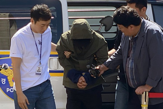 처자식을 살해한 혐의를 받는 지모(49)씨가 4일 오전 광주지방법원에서 열린 구속 전 피의자 심문(영장실질심사)에 출석하고 있다. 연합뉴스