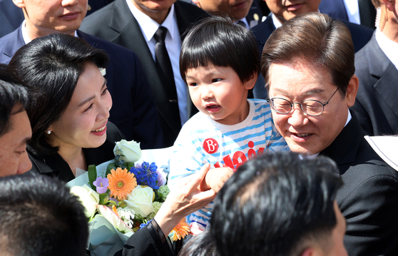 이재명 대통령과 김혜경 여사가 4일 오전 인천시 계양구 자택에서 나오며 환송나온 시민들과 인사를 하고 있다. 뉴스1