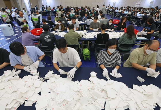 21대 대통령 선거일인 3일 서울 광진구 세종대학교 컨벤션센터에 설치된 개표소에서 개표사무원들이 표를 분류하고 있다. 연합뉴스