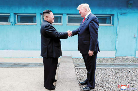 도널드 트럼프 미국 대통령과 북한 김정은 국무위원장이 2019년 6월 30일 오후 판문점에서 군사분계선을 사이에 두고 악수하고 있다. 연합뉴스